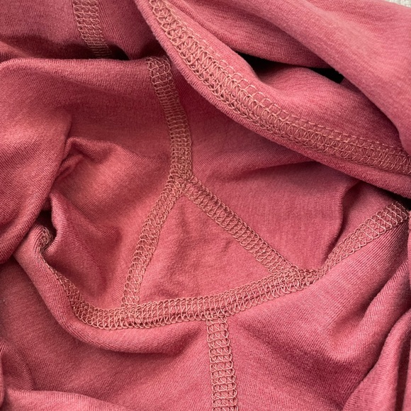 Beyond Yoga Caught in the Midi High Waist Leggings in Softest Scarlet size S - Picture 4 of 4